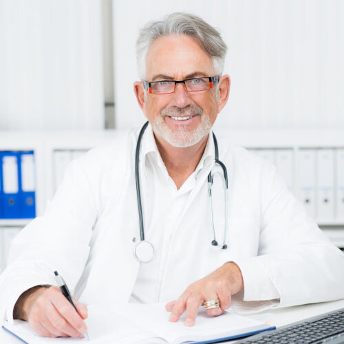 aufmerksamer freundlicher arzt macht schreibt in die kurve